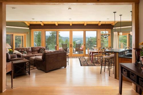 Coal Creek House | Relax at Lookout Lodge in Wondervu with Pool & Hot Tub
