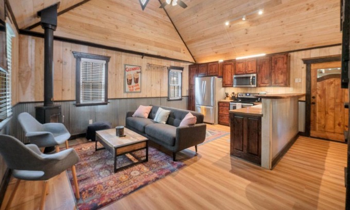 Rising Fawn House | Discover Lookout Lodge: Family-Friendly with Hot Tub Access
