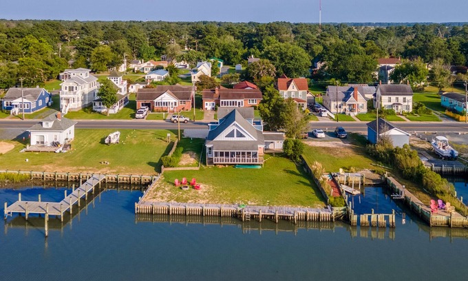 Chincoteague House | Explore Lookout on Main: Your Ideal Waterfront Retreat!
