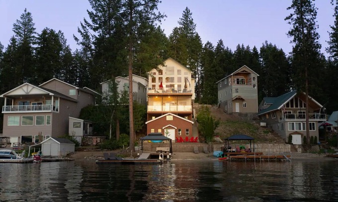 Loon Lake House | Discover Loon Lake Escape: Waterfront Retreat with Breakfast