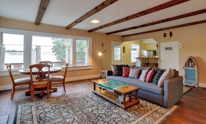 Scottsburg Cottage | Loon Lake Hideaway w/ Kayaks & Fishing Gear!