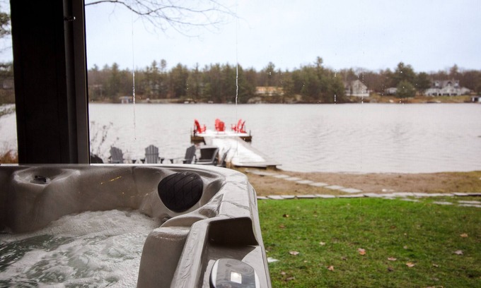 Gravenhurst Cottage | Lakefront Loon Lake House: Pet-Friendly with Hot Tub