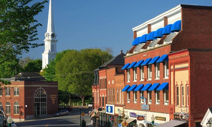 Camden Hotel | Elegant Lord Camden Inn: Pet Friendly with Great Amenities