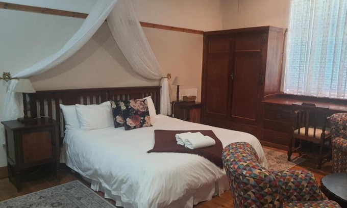 Wepener House | Cozy Retreat at Lord Fraser Guest House with Hot Tub