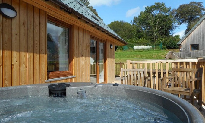 Newton Stewart Ski Chalet | Pet-Friendly Lord Galloway 36 with Inviting Hot Tub