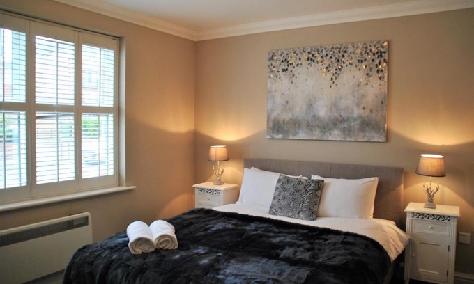 Windsor Apartment | Elegant Lord Raglan House with Parking & Child-Friendly Comfort