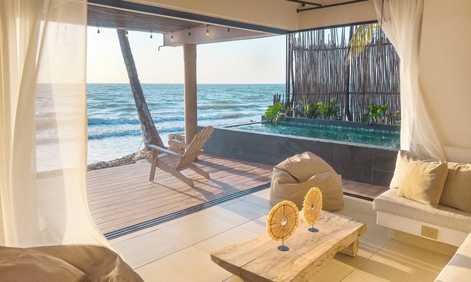 Tolu House | Beachfront Loretta House with Infinity Pool & Family-Friendly