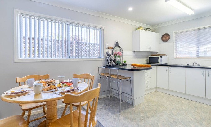 Shoal Bay Apartment | Pet-Friendly Lorikeet Retreat with Ocean Views & Breakfast