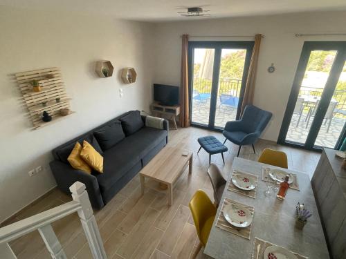 Drimonas House | Top-Rated Loris' House: Pet-Friendly with Oceanfront Views