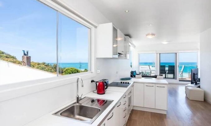 Lorne Apartment | Oceanfront Lorne Beach Accommodations with Spa & Hot Tub