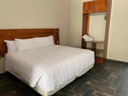 Jalpan de Serra Hotel | Budget-Friendly Los Ángeles Hotel with Pool & Breakfast