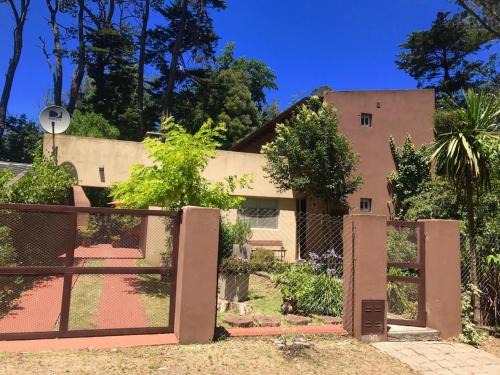 Bosque Peralta Ramos House | Comfortable Stay at Los 3 Gringos Casa Bosque P Ramos