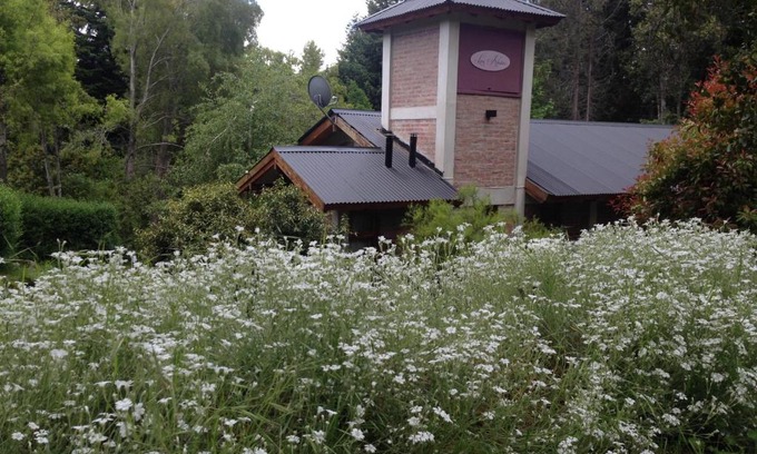 El Bolson Bed & Breakfast | Exceptional Los Abetos B&B: Pool & Kitchen Await You!