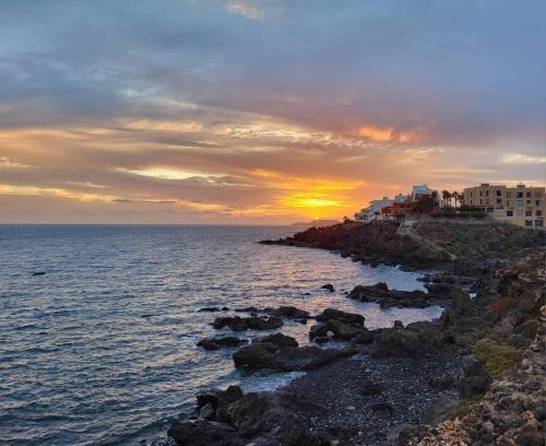 Los Abrigos Apartment | Stunning Los Abrigos Oceanfront Retreat with Free WiFi