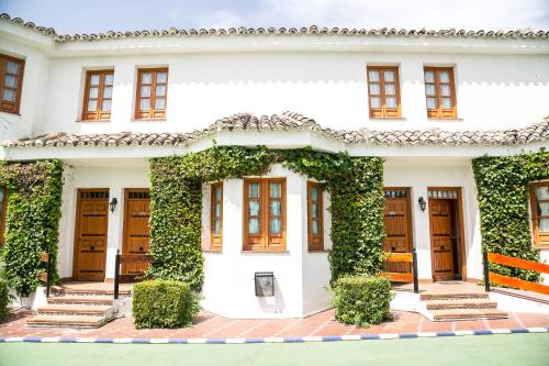 Dosbarrios Hotel | Comfortable Stay at Los Arcos with Pet-Friendly Amenities
