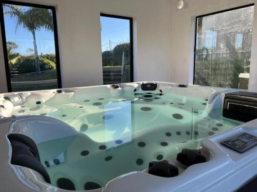 Punta del Diablo Apartment | Inviting Los Caracoles: Oceanfront Stay with Hot Tub