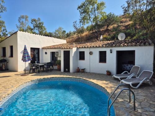 Colmenar House | Discover Los Establos: Pet-Friendly Retreat with Ocean View