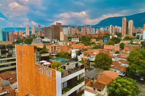 El Poblado Hostel | Los Patios Hostel: Relax by the Pool and Enjoy Family Fun