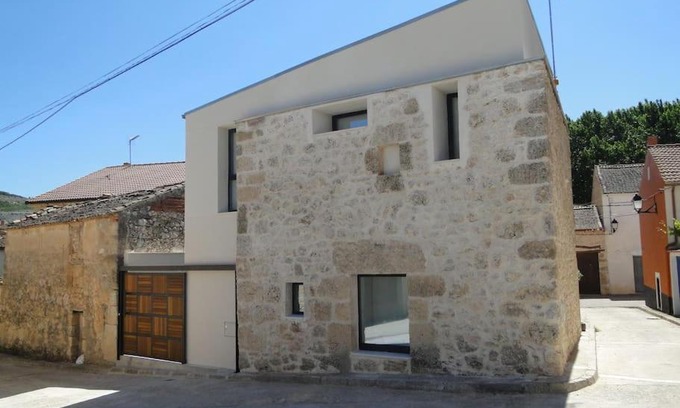 Olmos de Penafiel Villa | Relaxing LOS PUENTES Casa with Hot Tub for Couples