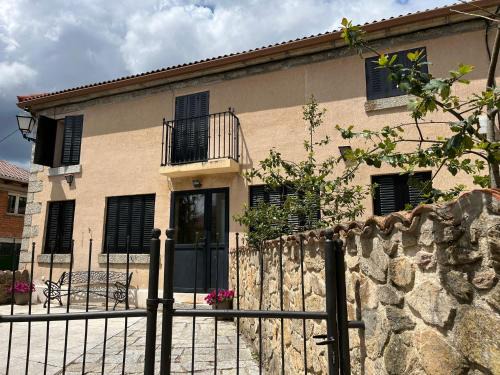 La Acebeda Ski Chalet | Discover Los Secretos de Lua: Pet-Friendly Family Escape