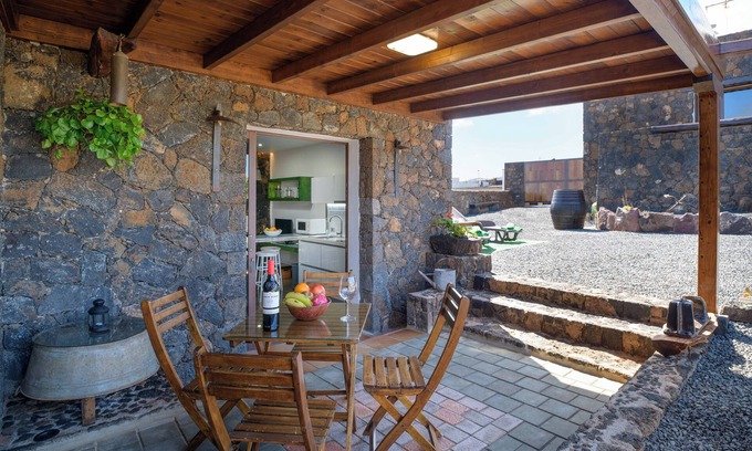 Tinajo Apartment | Idyllic Retreat at Rural Apartment "Los 4 Nobles" in Tinajo