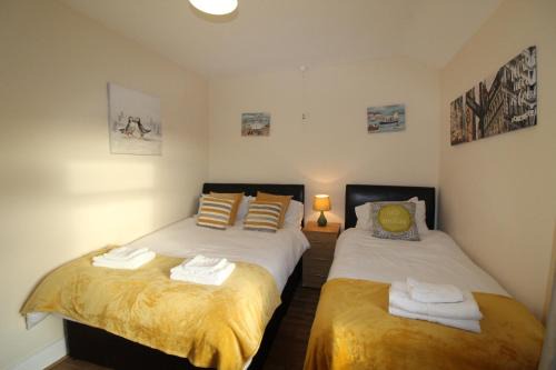 Heanor House | Welcoming Loscoe House: Family-Friendly & Accessible Retreat