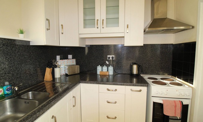 Heanor House | Experience Comfort at Loscoe House with Family-Friendly Amenities