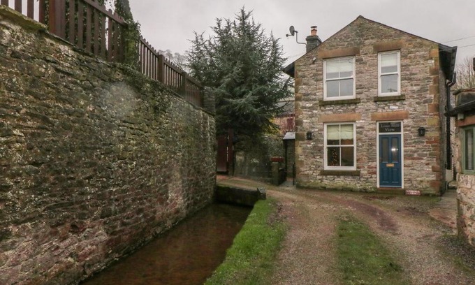 Castleton House | Discover Losehill View: Family-Friendly Retreat Rated 9.1