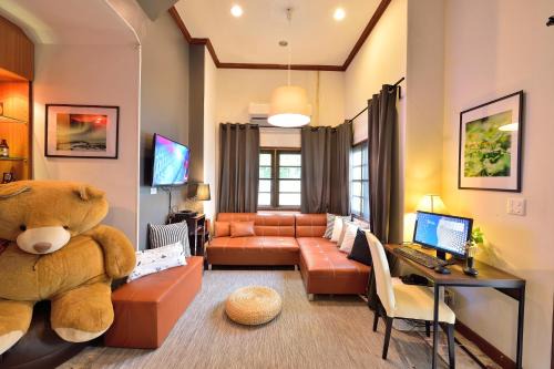 Sanam Pao Bed & Breakfast | Cozy Lost and Found Bed and Breakfast with Free Breakfast