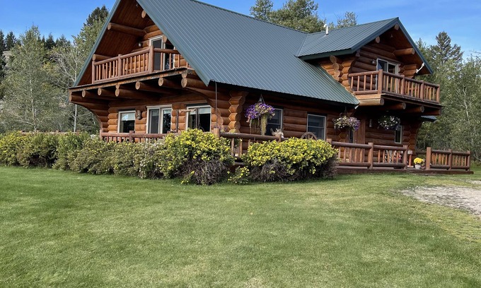 North Meadow Creek Cabin | Experience Tranquility at Lost Bear Ranch - Rated 10/10
