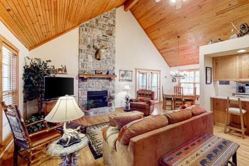 Branson West Apartment | Discover Lost Creek Haven: Family-Friendly Retreat with Pool