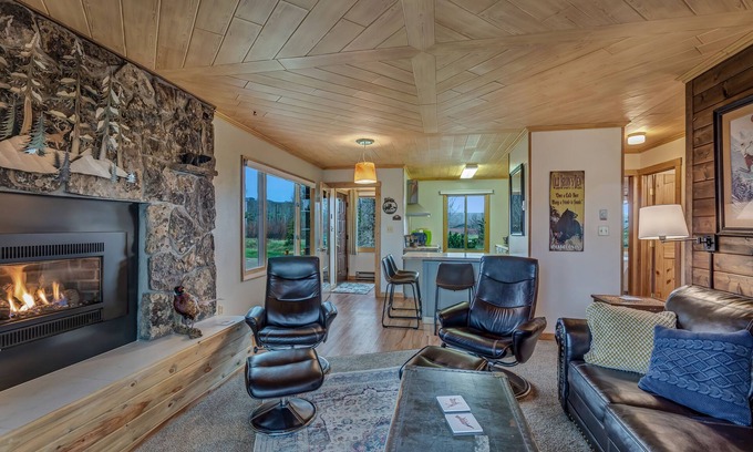 Clark Cabin | Discover Lost Ranger Cabin: Pet-Friendly Retreat with Chef's Kitchen