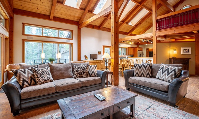 Overlook Park House | LOST07 - Spacious home, Hot Tub, Gas Fireplace, Ping Pong