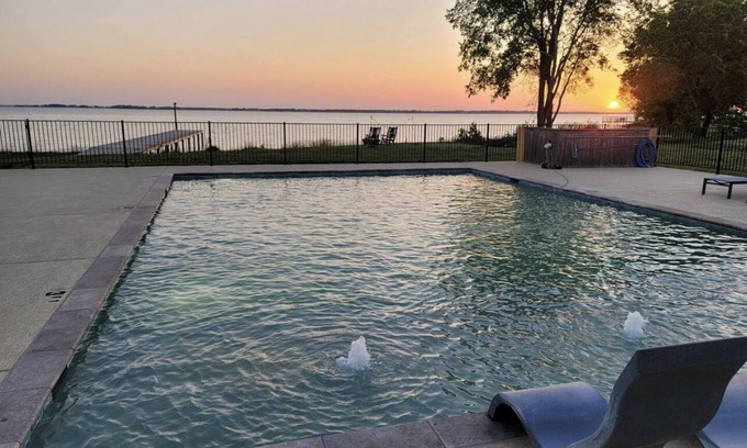 Kerens House | Scenic Lakeside Spot for RV/Camper with Pool & Spa