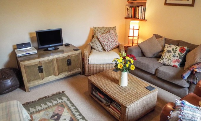 Ammanford Cottage | Pet-Friendly Lothlorien Cottage with Garden in Cwmgors