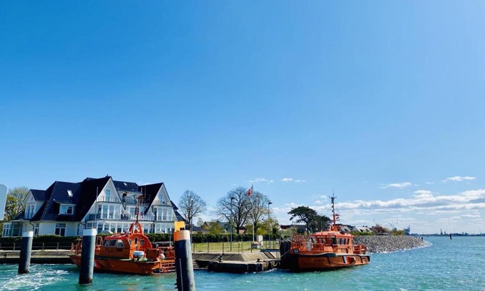 Hohe Dune Apartment | Family-Friendly Lotsenhaus/Ostseewelle with High Ratings