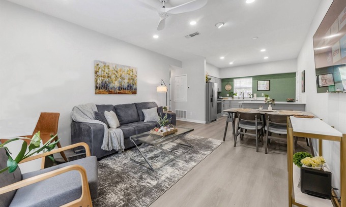 Northgate Apartment | Lotus: 1 Bedroom Apt, 4 minute walk to A&M
