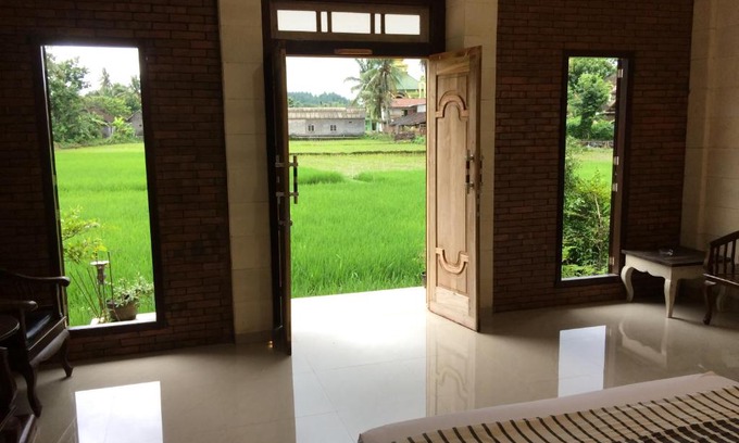 Borobudur House | Cozy Lotus 2 Guest House with Kitchen & Breakfast Included