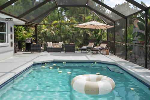 South Venice House | Modern Beachfront Villa with Pool and Perfect Ratings