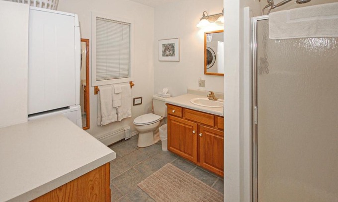Glen Arbor House | Kid-Friendly Getaway at Lou n' Lil's - 4-Star Retreat