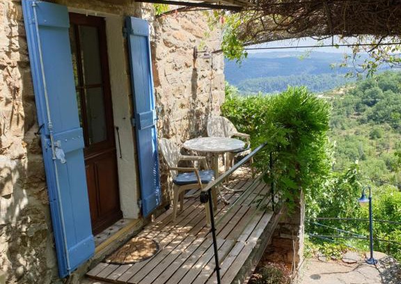 Gravieres House | Family-Friendly Getaway at Lou-Pelou with Pet Amenities