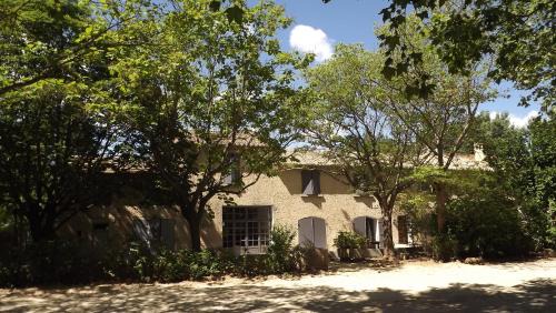 Cavaillon Apartment | Discover Lou Pichoun Jas: Poolside Retreat with High Ratings