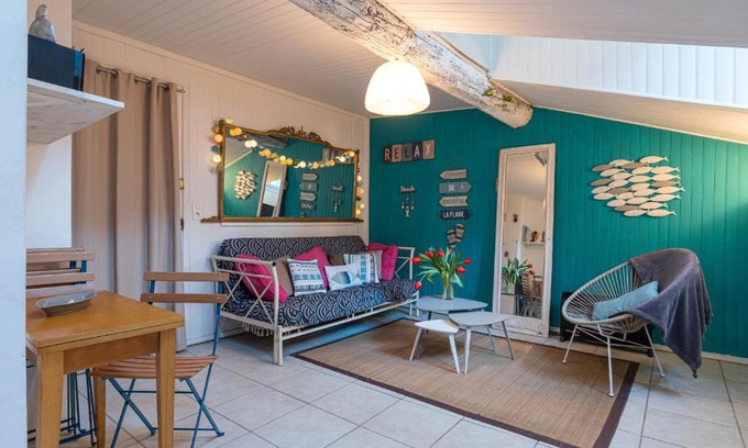 Quartier du Port Apartment | Serene Lou Pitchoun: 1Br Sea Harbour in Old Town
