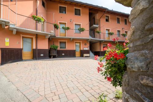 Donnas House | Experience Lou Rosé: Pet-Friendly Retreat with Top Amenities