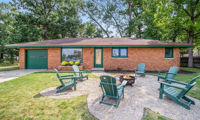 Wooded Estates House | Discover Lou's View: Breakfast Included & Kitchen Access