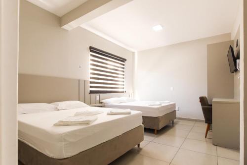 Guarapuava Apartment | Lou Suítes - Suíte 03 com 2 camas de casal - Conforto para sua Família