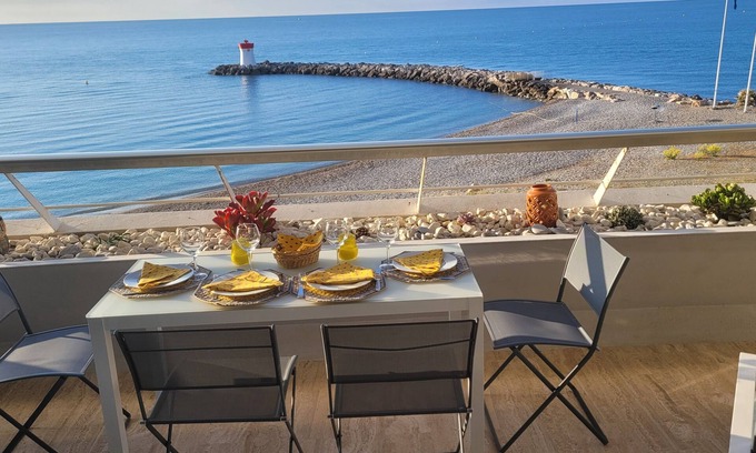 Villeneuve Loubet Beach Apartment | Top-Rated Loubet Plage: Oceanfront Retreat with Pool