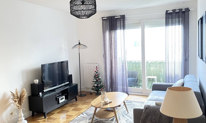 Concarneau Apartment | Central T2 bis Apartment: Family-Friendly Stay Awaits