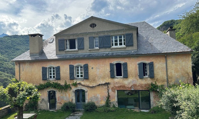 Cazaux-Debat House | Cozy Getaway in the Louron Valley with Family-Friendly Perks