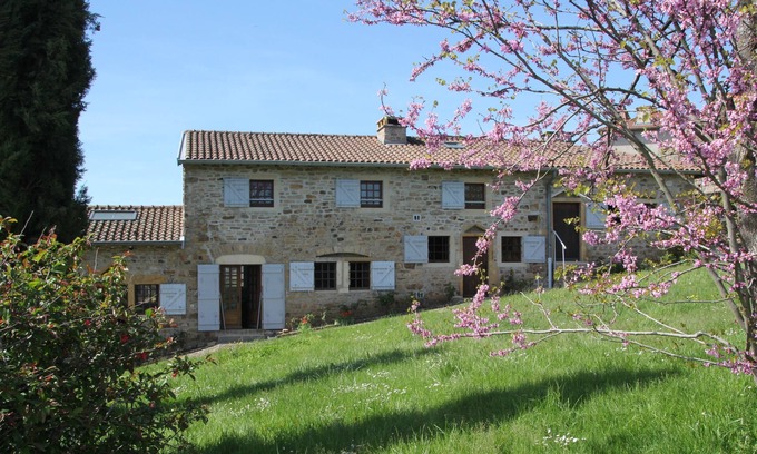 Jalogny House | Relax in Cluny: 14-Sleeper Home with Beautiful Garden